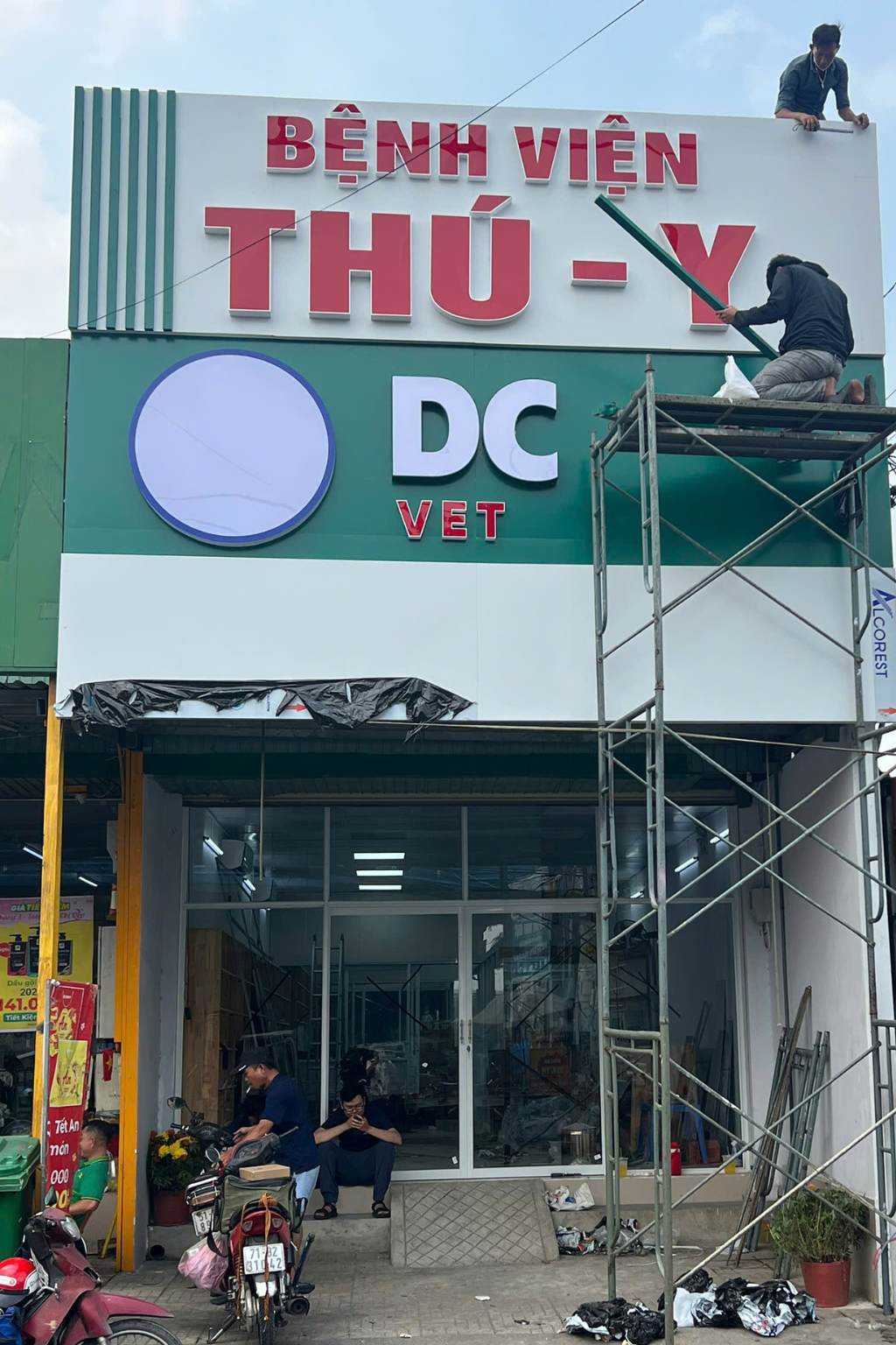 thi công bảng hiệu bệnh viện thú y DC VET tại TP.HCM