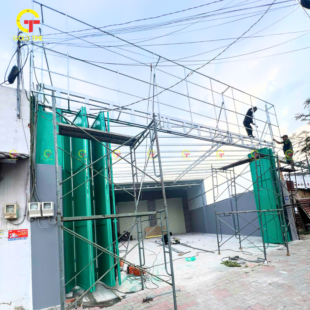 khung sắt bảng hiệu HOLCOM trong quá trình thi công