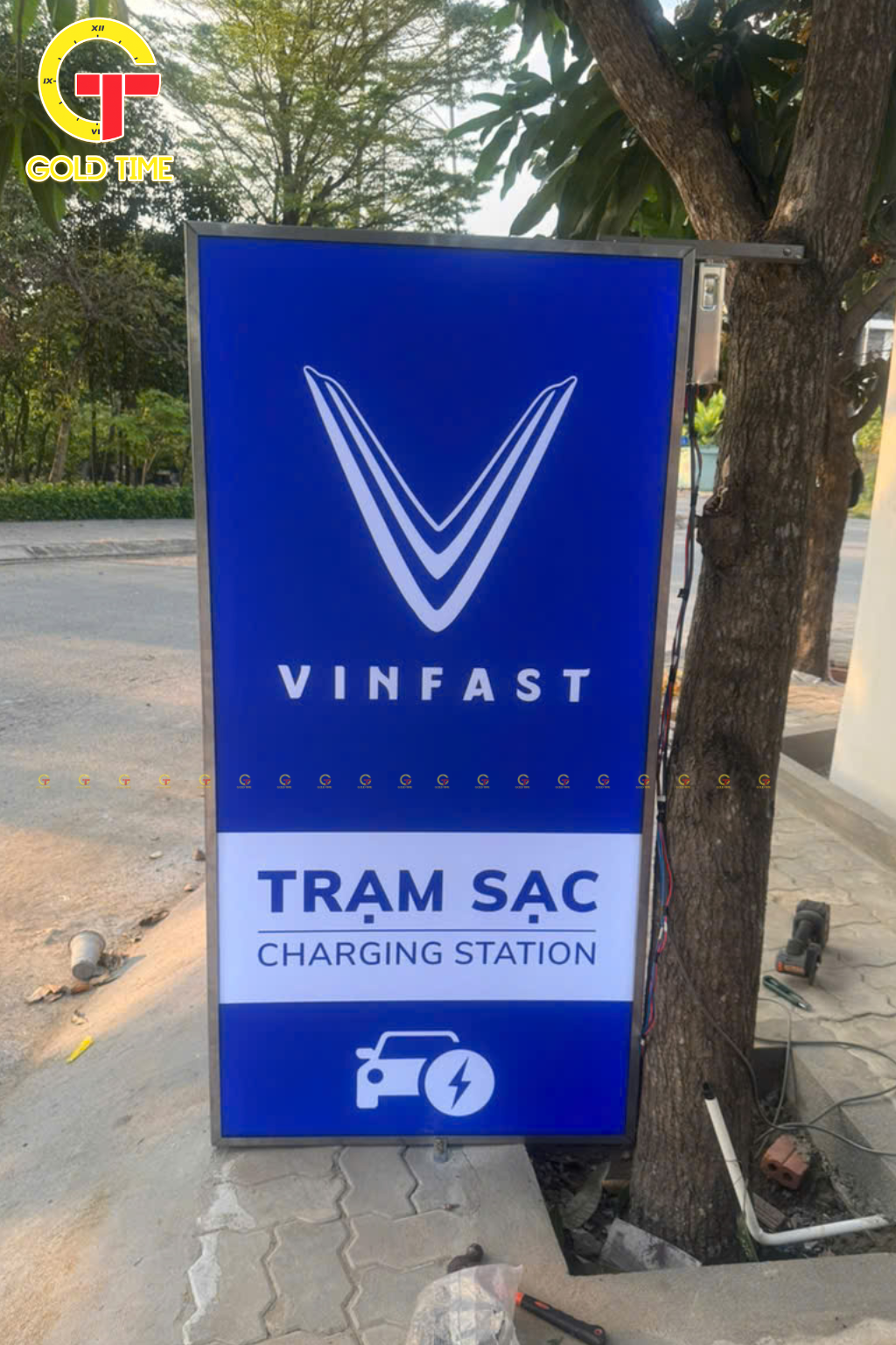 Bảng hiệu trạm sạc VinFast ngoài trời với thiết kế nổi bật, dễ nhận diện