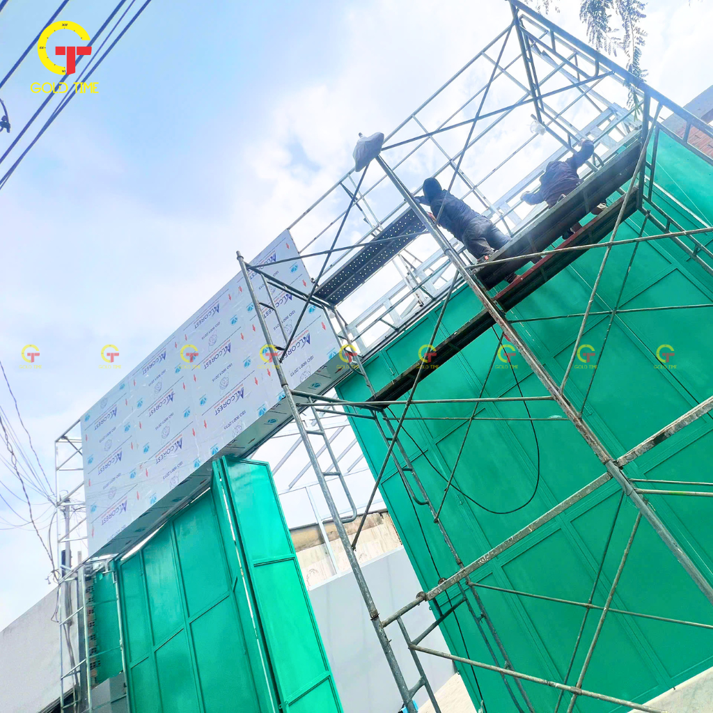 thi công bảng hiệu HOLCOM trên cao bằng giàn giáo