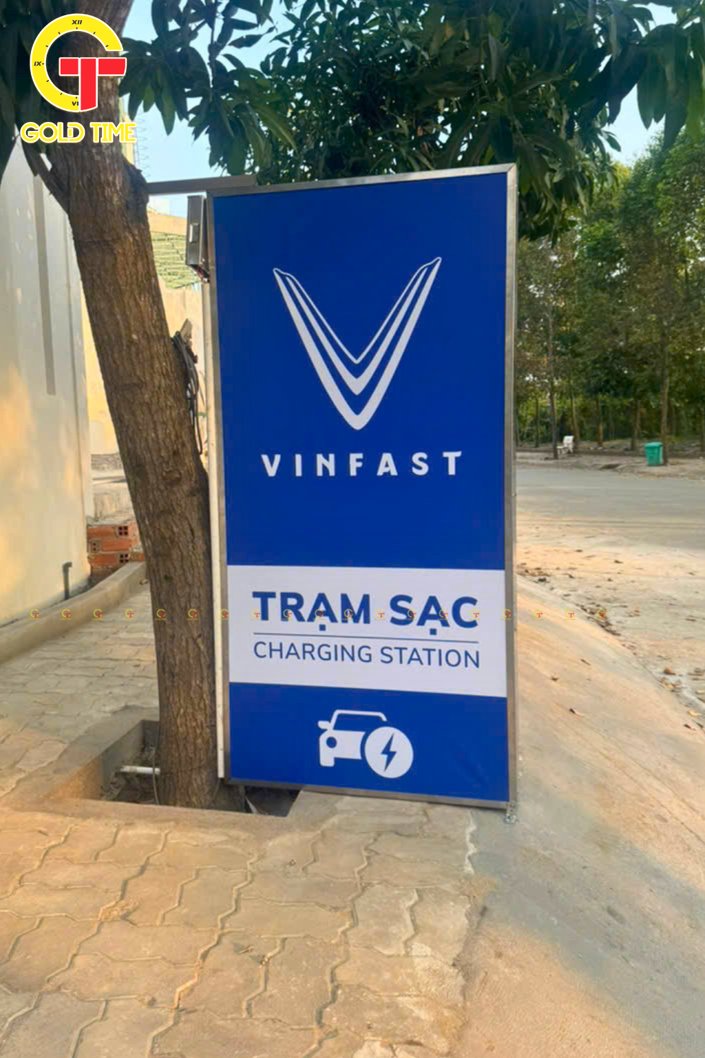 Bảng hiệu trạm sạc VinFast ngoài trời với thiết kế nổi bật, dễ nhận diện