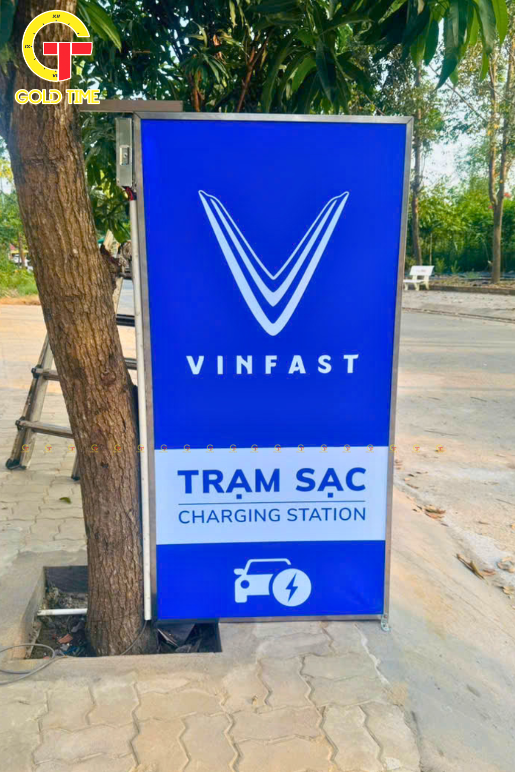 Bảng hiệu trạm sạc VinFast ngoài trời với thiết kế nổi bật, dễ nhận diện