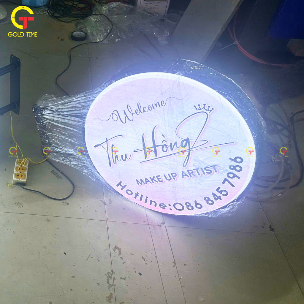 Neon sign decor chữ nghệ thuật phát sáng vàng được gia công trên mica trong tại xưởng Goldtime Decor.
