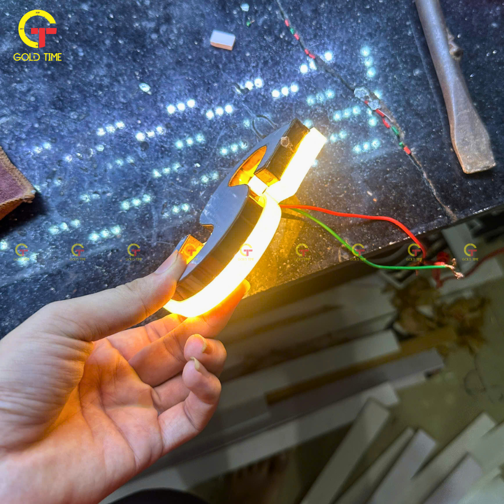 Quá trình gia công chữ nổi LED phát sáng với hệ thống LED bên trong được kiểm tra ánh sáng tại xưởng sản xuất.