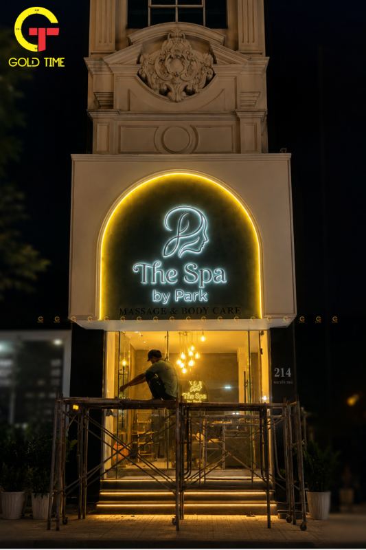 Bảng hiệu spa cao cấp The Spa by Park hoàn thiện ban đêm tại TP.HCM