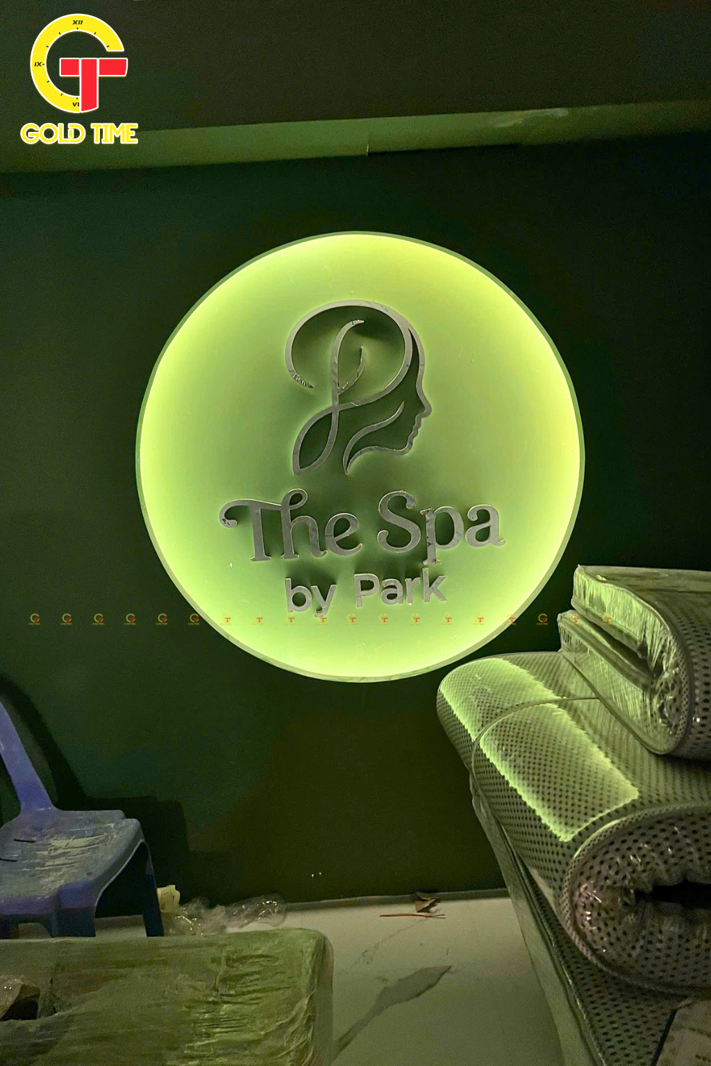 Nhân viên thi công logo LED bên trong spa