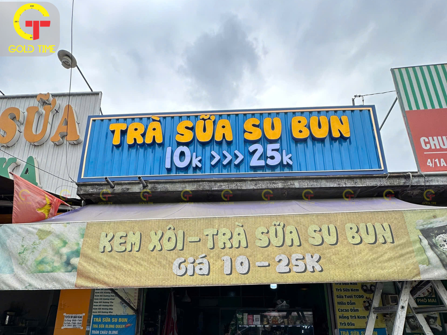 Thi công lắp đặt bảng hiệu trà sữa SU BUN thực tế tại mặt bằng quán ở TP.HCM.
