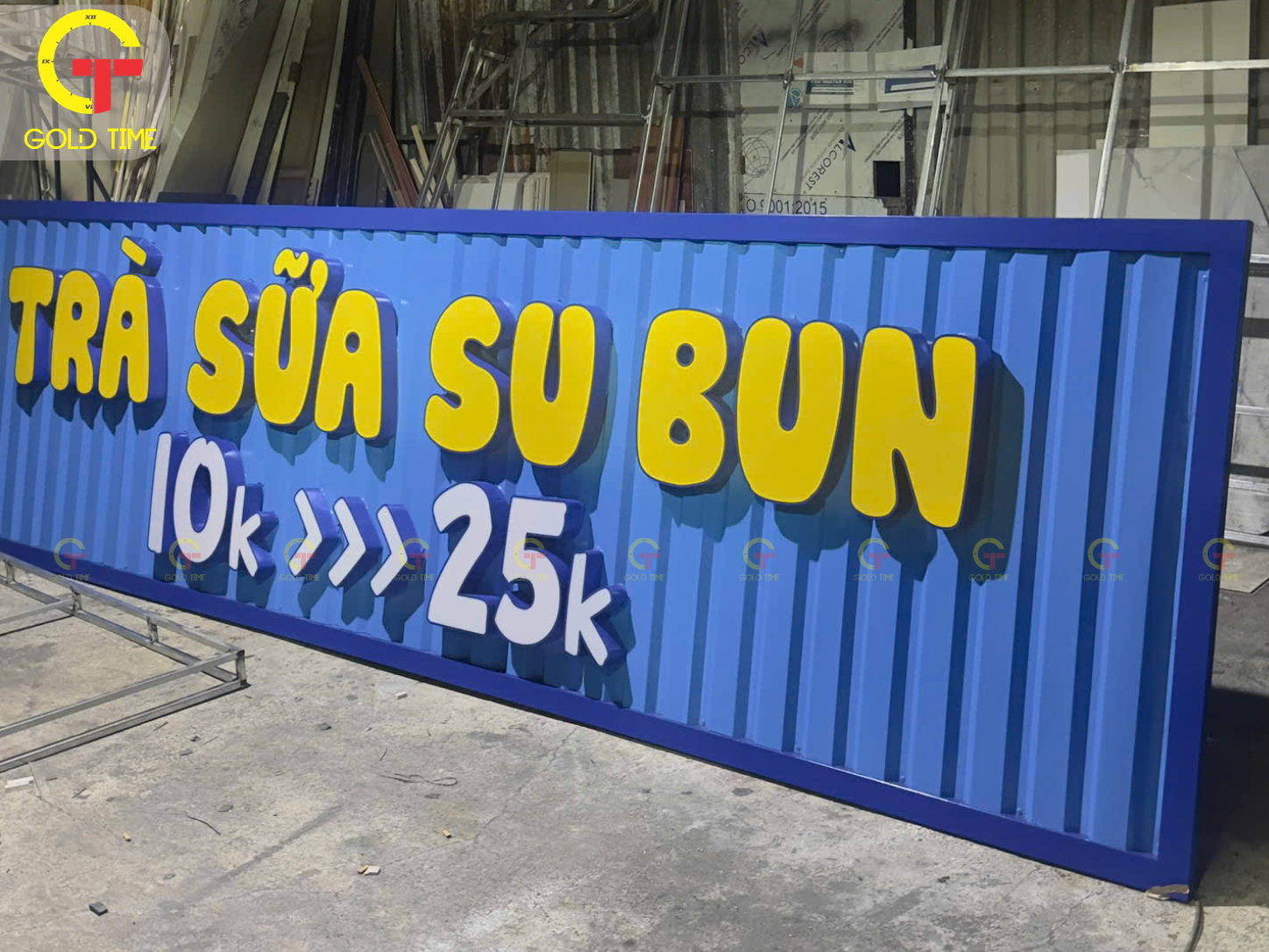 Gia công bảng hiệu trà sữa SU BUN tại xưởng GOLDTIME với nền lam sóng xanh và chữ nổi mica LED.