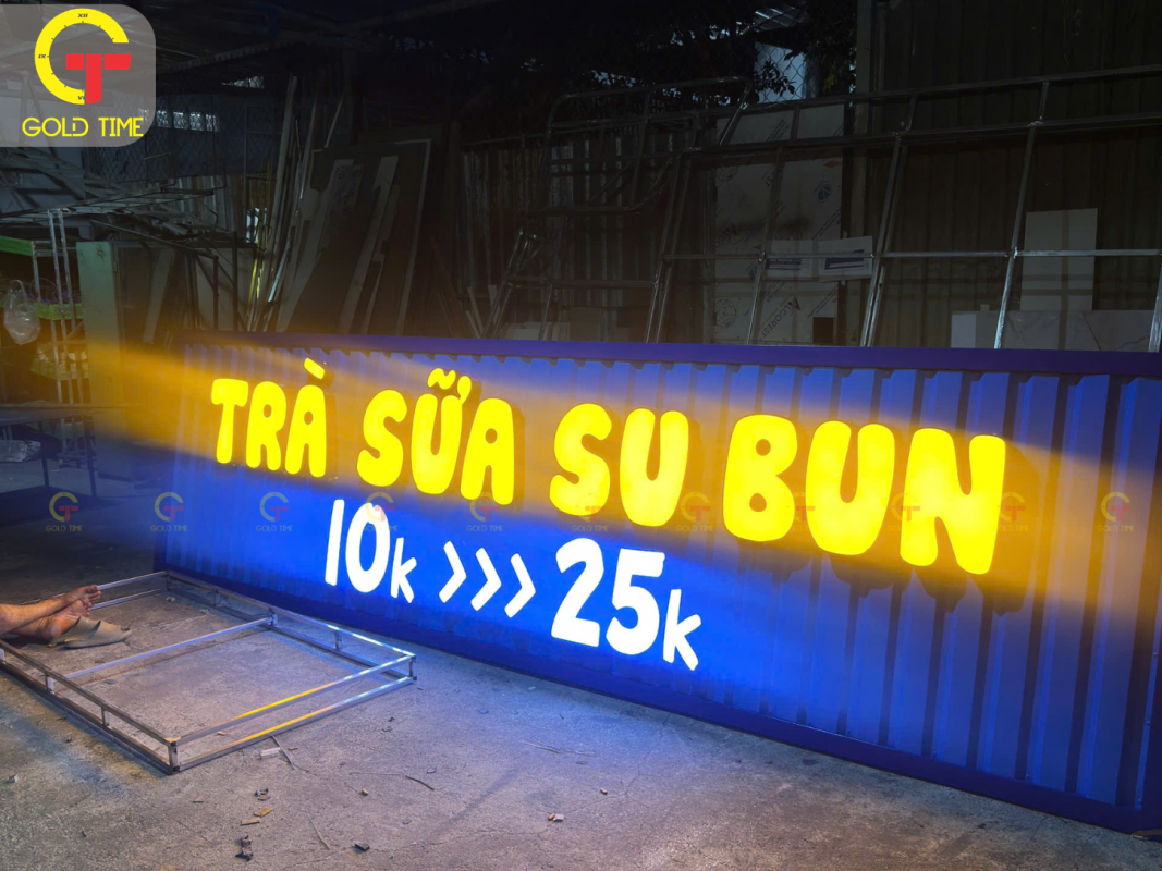 Cận cảnh chữ nổi mica LED trên bảng hiệu trà sữa SU BUN do GOLDTIME thi công.