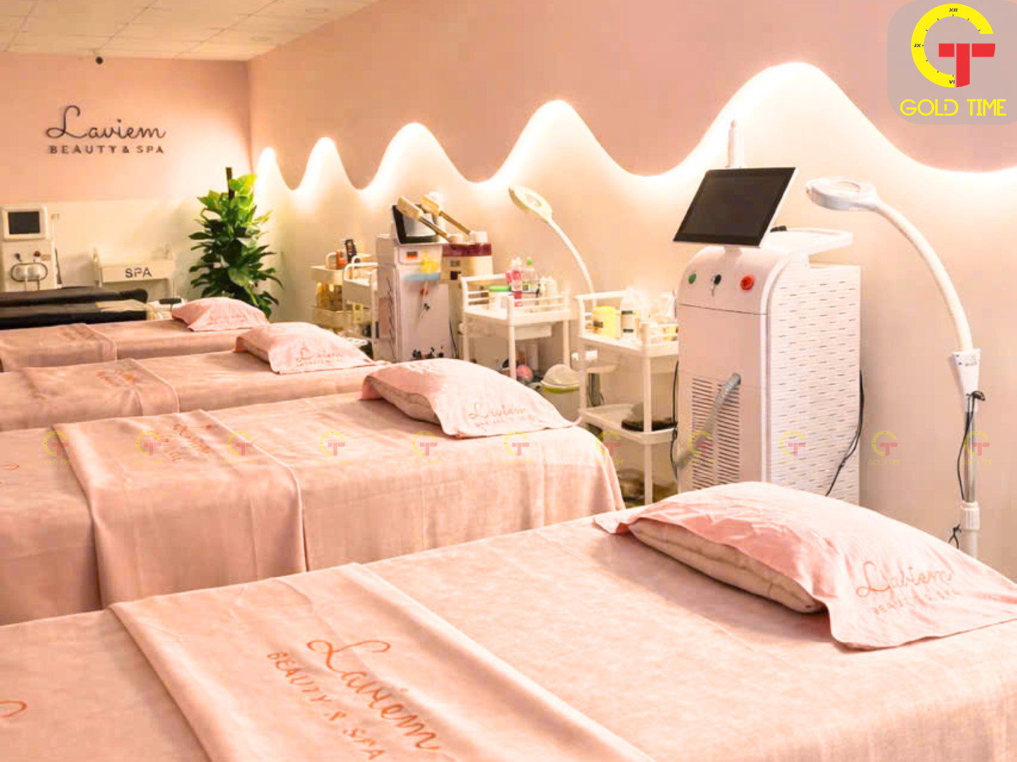 Khu vực giường spa chuyên nghiệp với tone màu pastel nhẹ nhàng