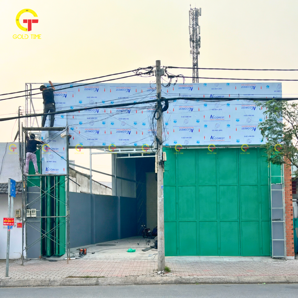 mặt tiền HOLCOM trước khi thi công bảng hiệu